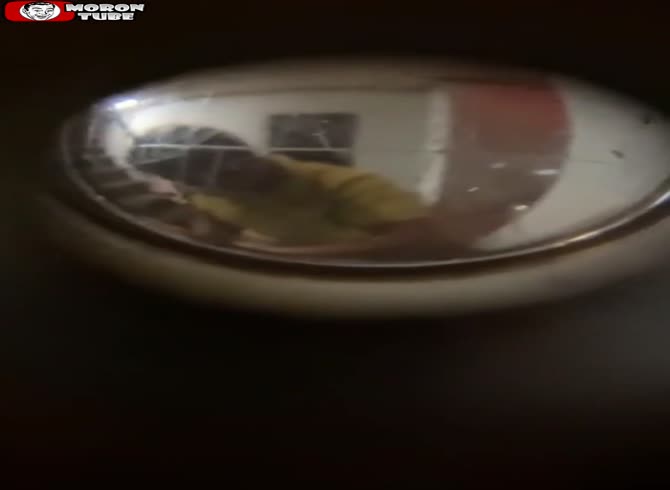 Video: A neighbor caught the burglar breaking open a door